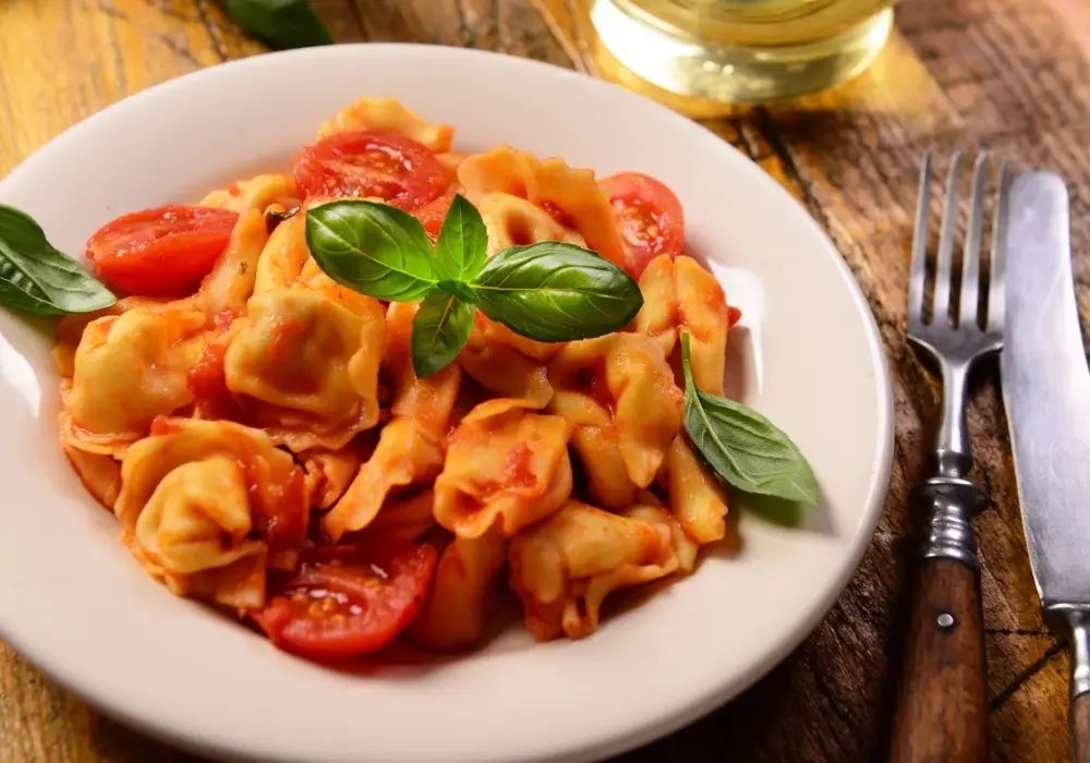 Idealne dodatki do tortellini z pomidorami i mozzarellą, które zaskoczą