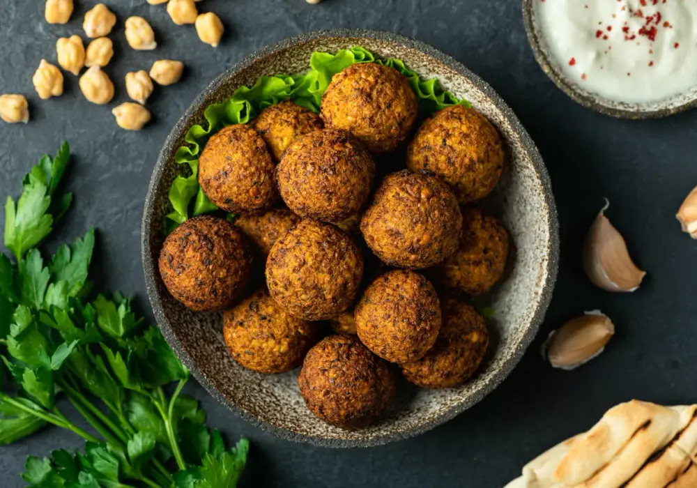 Falafel idealny - jak zrobić i z czym podawać?