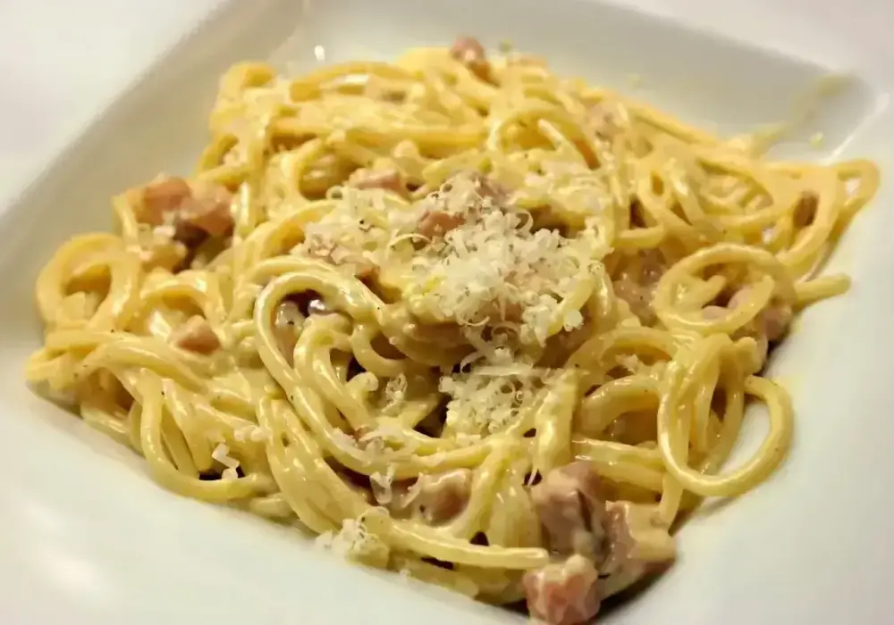 Carbonara ze śmietaną? Jaka śmietana do carbonary i jak zrobić sos?