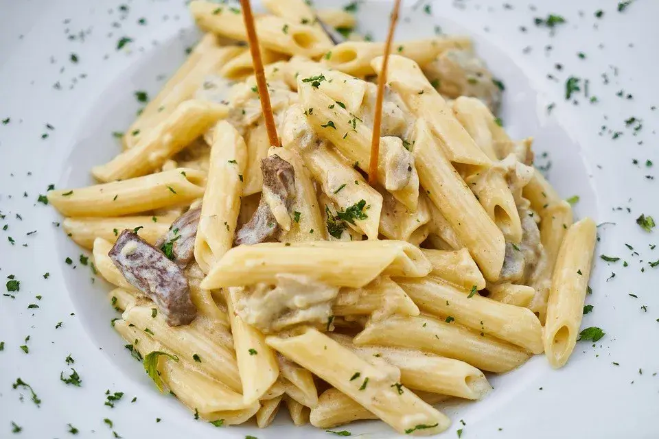 Penne z pieczarkami w sosie śmietanowym – prosty przepis na obiad