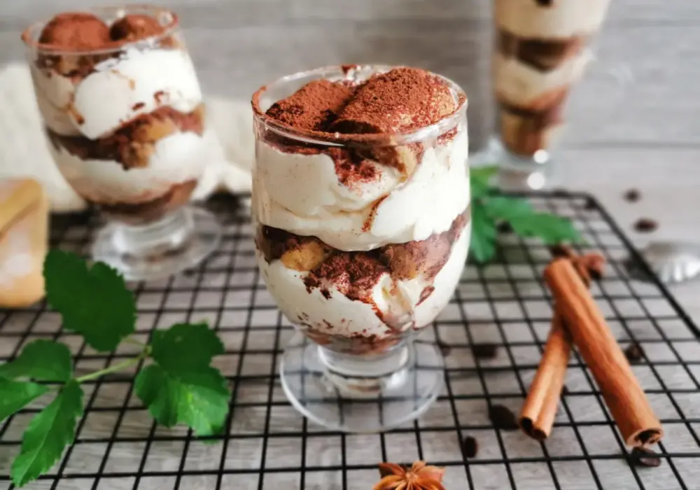 Jak zrobić tiramisu w pucharkach - prosty przepis na pyszny deser