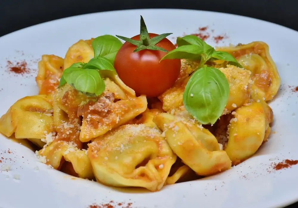 Tortellini z pesto jak podawać: kreatywne pomysły na serwowanie