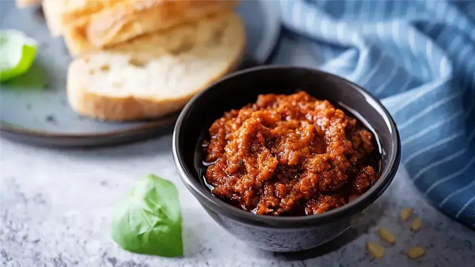 Jak zrobić pesto z pomidorów - prosta receptura na smakowity sos