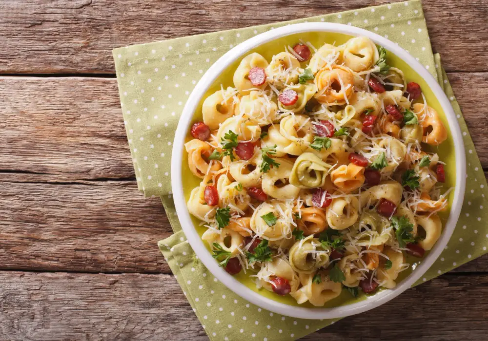 Jak zrobić sałatkę z tortellini, która zaskoczy Twoich gości