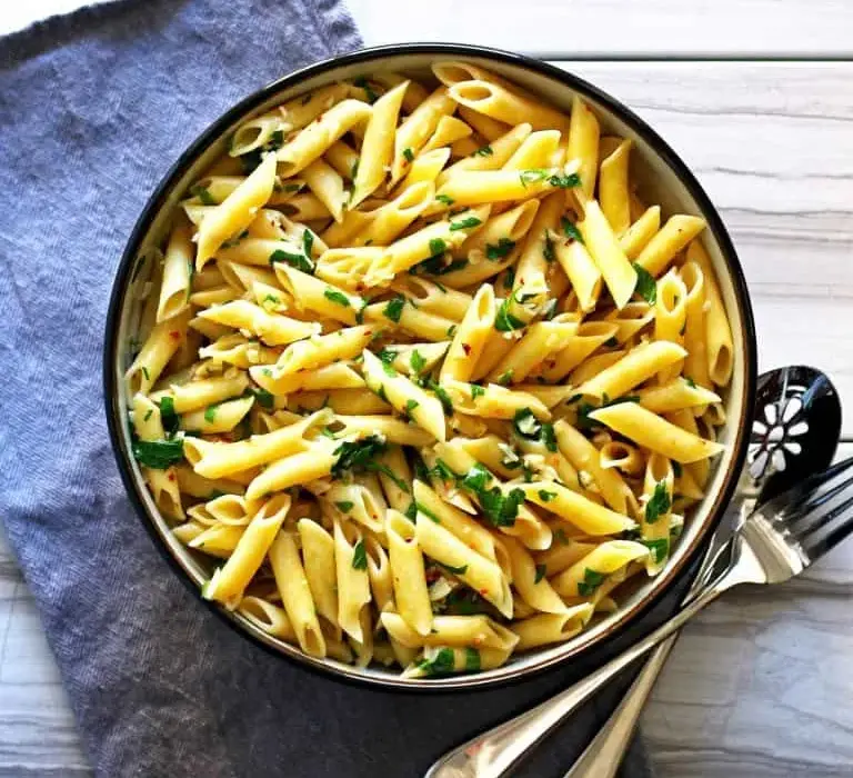 Penne aglio olio – łatwy przepis na pyszne danie z makaronem