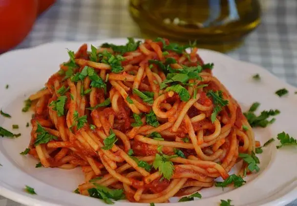 Jak przygotować sos do spaghetti z pomidorów na zimę, by cieszyć się latem?