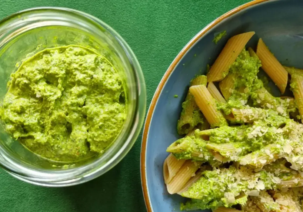 Pesto z liści rzodkiewki - Przepis na kremowy sos zero waste