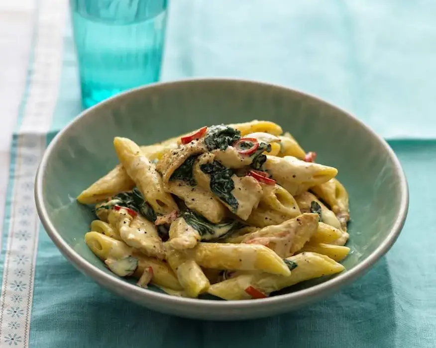 Szybki przepis na makaron penne z kurczakiem i szpinakiem w sosie śmietanowym
