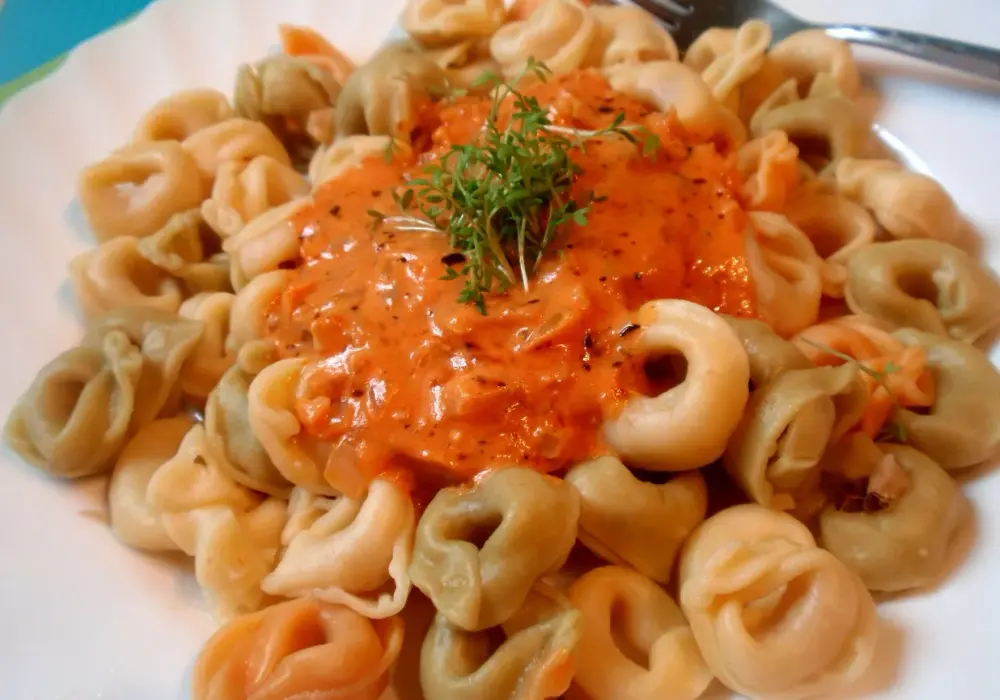 Z czym można zrobić tortellini? Najlepsze sosy i pomysły na dania