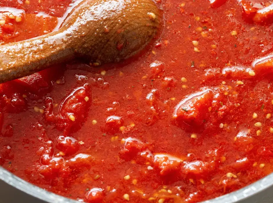Szybkie spaghetti z pomidorów z puszki, które zachwyci smakoszy