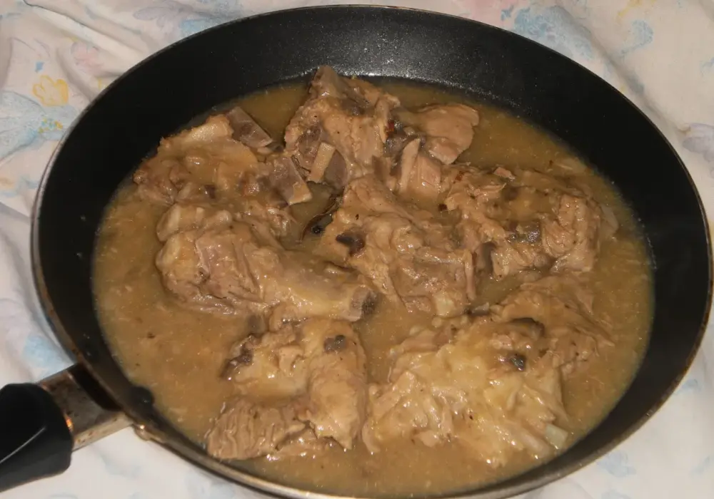 Babcine żeberka w sosie własnym - miękkie i aromatyczne
