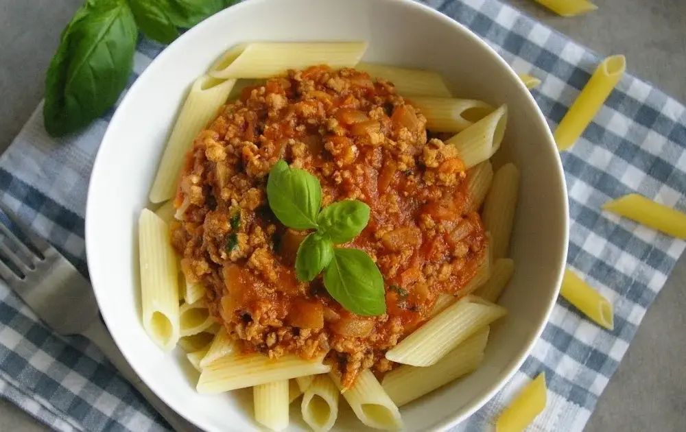Makaron penne z sosem bolognese - prosty przepis, który zachwyca smakiem