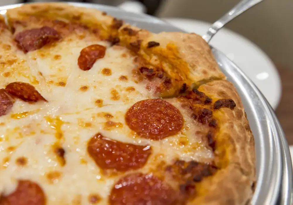 Czy mozzarella w zalewie nadaje się do pizzy? Oto co musisz wiedzieć