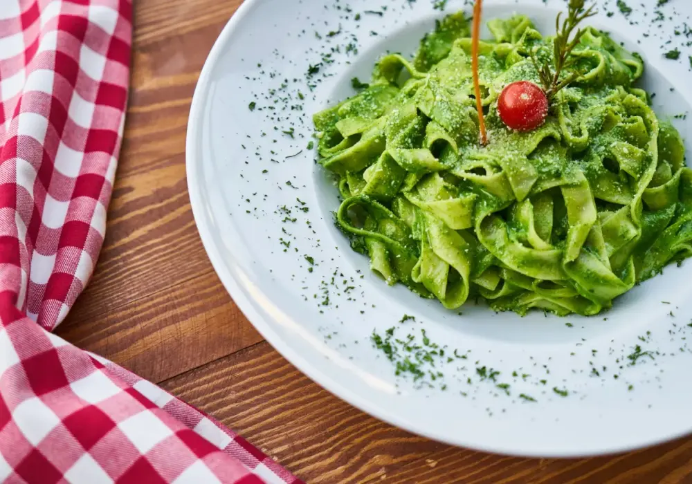 Jak zrobić makaron z pesto - prosty przepis, który zachwyci smakami