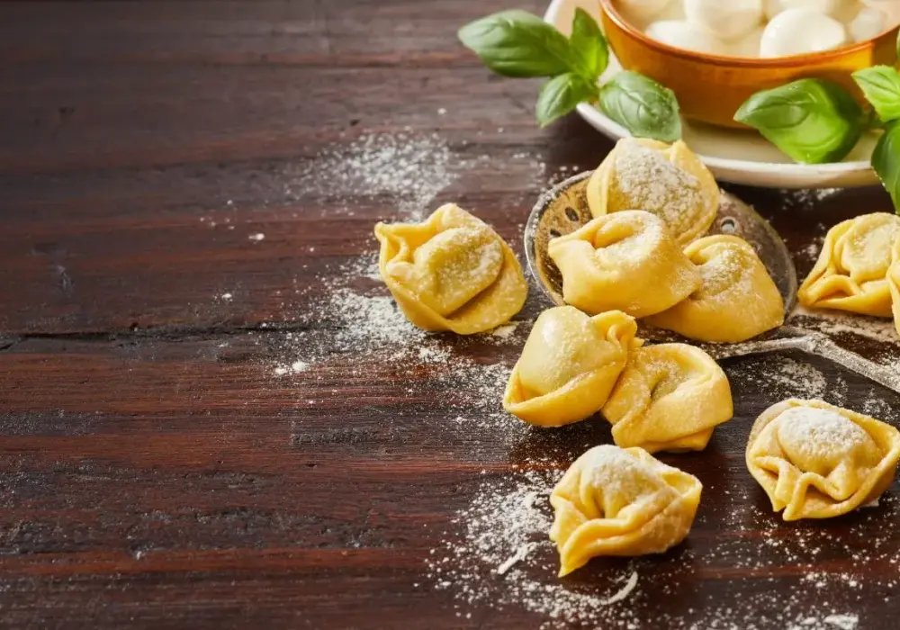 Z czym podawać tortellini z szynką? Odkryj najlepsze dodatki