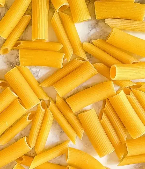 Penne czy rigatoni? Odkryj różnice i idealne zastosowania