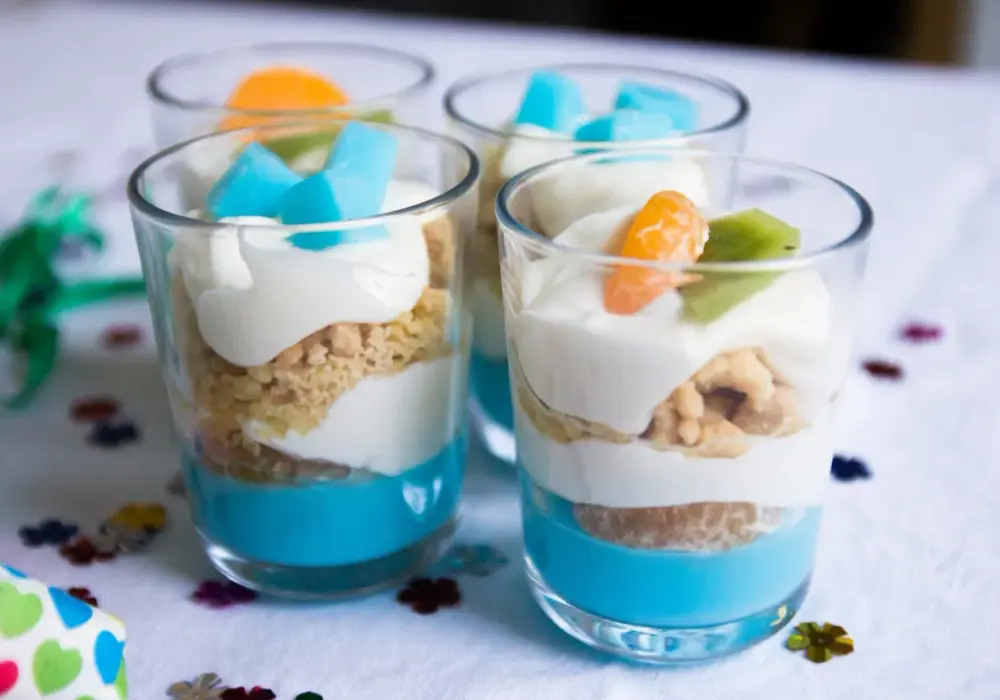 Deser z mascarpone i galaretką w pucharkach bez pieczenia