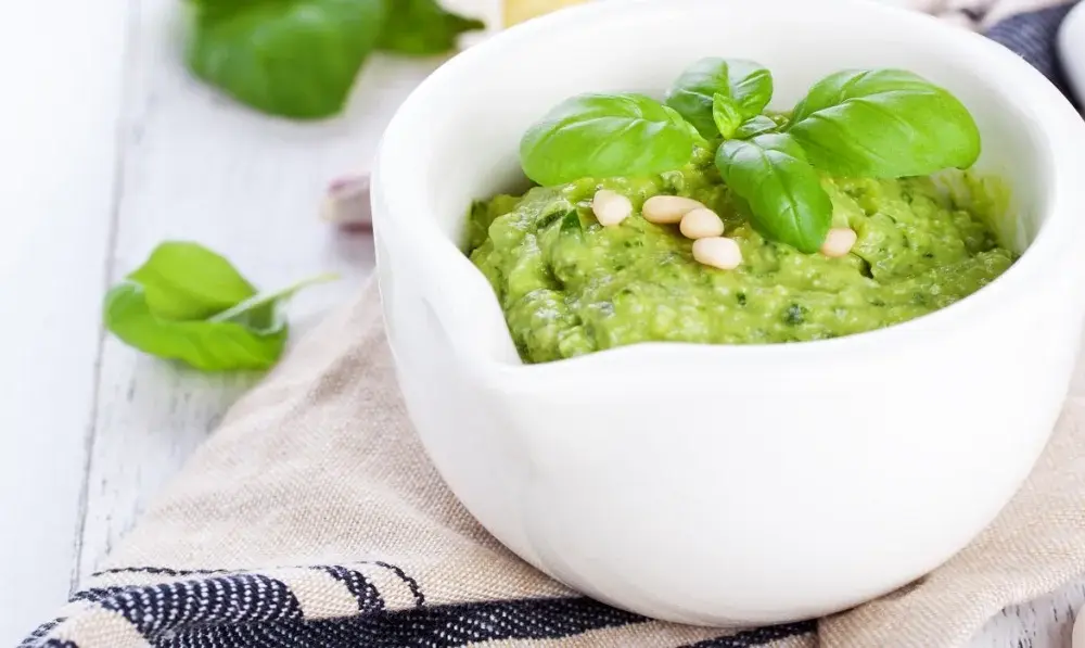 Co to jest pesto zielone? Odkryj sekrety smaku i przepisy