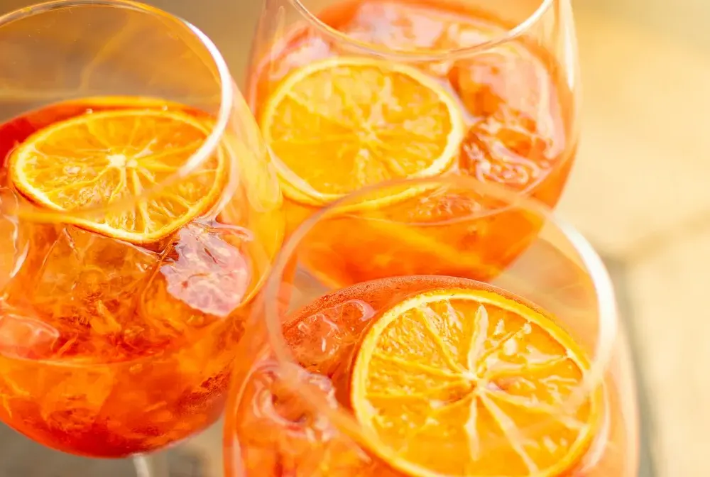Aperol - Co to jest? Smak, drinki, z czym podawać. Poradnik!
