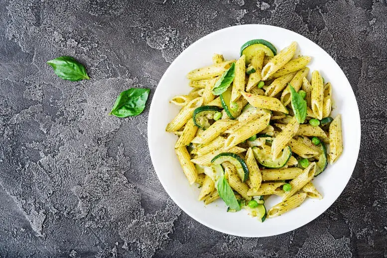 Co można dodać do makaronu z pesto, aby zachwycić smakiem?