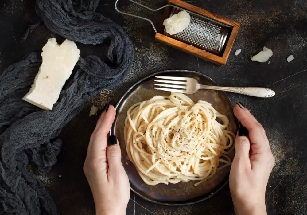 Jaki ser do spaghetti zamiast parmezanu? Odkryj pyszne alternatywy