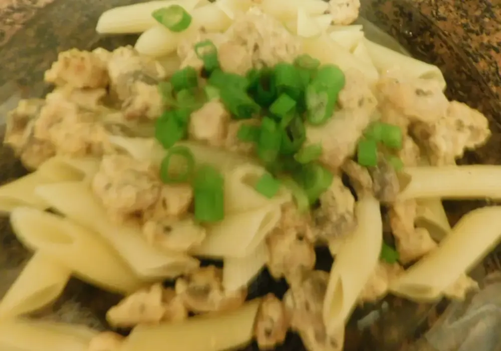Pyszny makaron penne z kurczakiem i pieczarkami w 30 minut