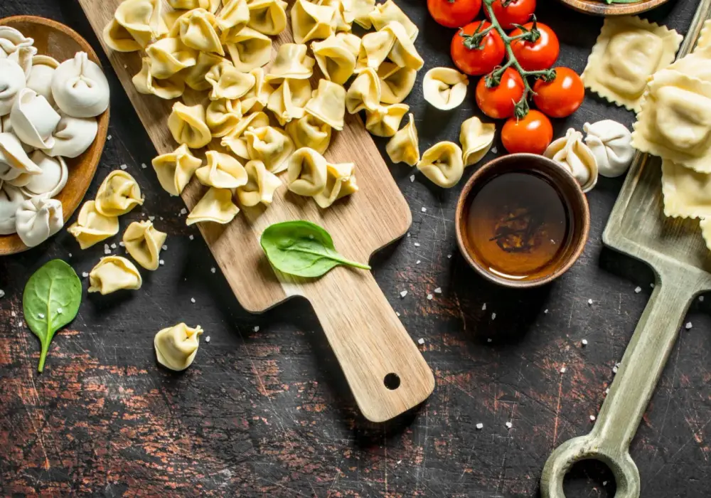 Ravioli czy tortellini: odkryj różnice i wybierz idealne danie