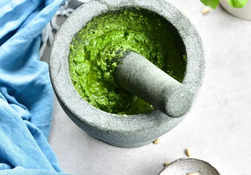 Jak zrobić zielone pesto w 5 prostych krokach - łatwy przepis