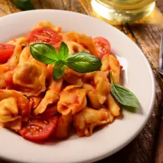 Idealne dodatki do tortellini z pomidorami i mozzarellą, które zaskoczą