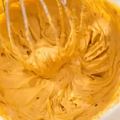Gładka, kremowa masa z mascarpone, ubijana trzepaczką miksera, gotowa do deseru.