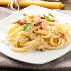 Pyszne spaghetti carbonara, idealne na szybki obiad. Dowiedz się, jak zrobić carbonare krok po kroku!