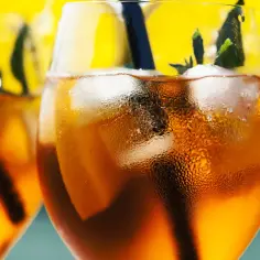 Orzeźwiający aperol bezalkoholowy z lodem, plasterkiem pomarańczy i miętą. Idealny na letnie popołudnie.