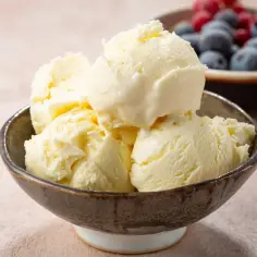 Pyszne lody śmietankowe, idealne na deser. Ten przepis na lody śmietankowe jest prosty i szybki.