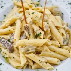Penne z pieczarkami w sosie śmietanowym – prosty przepis na obiad
