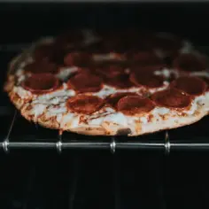 Na ile wstawic pizze do piekarnika, aby uniknąć zakalca?
