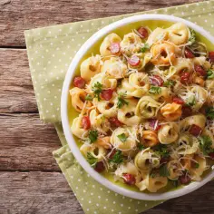 Jak zrobić sałatkę z tortellini, która zaskoczy Twoich gości