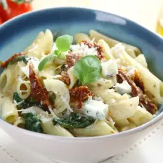 Penne konjac ze szpinakiem: zdrowy przepis na pyszne danie
