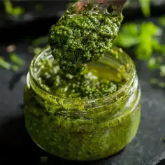 Czy pesto ze słoika się podgrzewa? Unikaj gorzkiego smaku bazylii