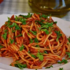 Jak przygotować sos do spaghetti z pomidorów na zimę, by cieszyć się latem?