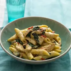 Szybki przepis na makaron penne z kurczakiem i szpinakiem w sosie śmietanowym
