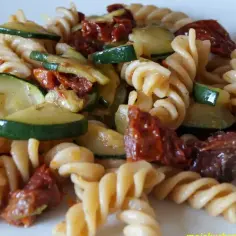 Fusilli z cukinią i suszonymi pomidorami, danie pełne smaku i kolorów.