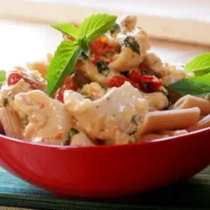 Pyszny makaron penne z kurczakiem i pomidorami – prosty przepis na obiad
