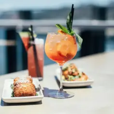 Orzeźwiający Aperol Spritz z miętą i pomarańczą, idealny do przekąsek. Zastanawiasz się, jakie prosecco do Aperola? Wybierz wytrawne!