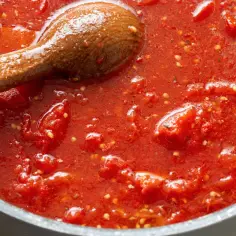Szybkie spaghetti z pomidorów z puszki, które zachwyci smakoszy