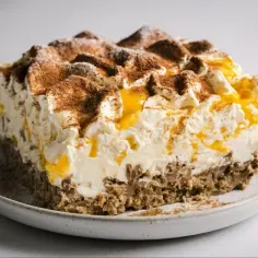 Puszyste ciasto na lato z kremem, owocami i posypką kakaową. Idealne na upalne dni.