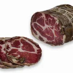 Pokrojona i cała coppa, wędlina o charakterystycznym marmurkowym wzorze, gotowa do degustacji.