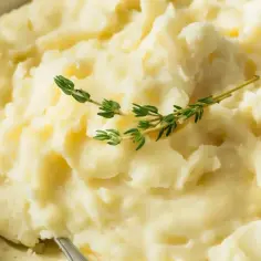 Puszyste puree ziemniaczane, idealne do podania. Dowiedz się, jak zrobić puree, które zachwyci smakiem.