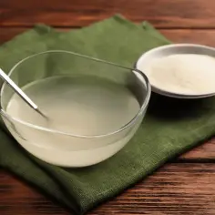 Płynny agar w misce i proszek obok. Zastanawiasz się, agar co to? To naturalny żelujący dodatek.