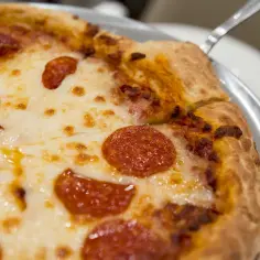 Czy mozzarella w zalewie nadaje się do pizzy? Oto co musisz wiedzieć