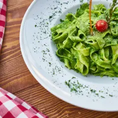 Jak zrobić makaron z pesto - prosty przepis, który zachwyci smakami